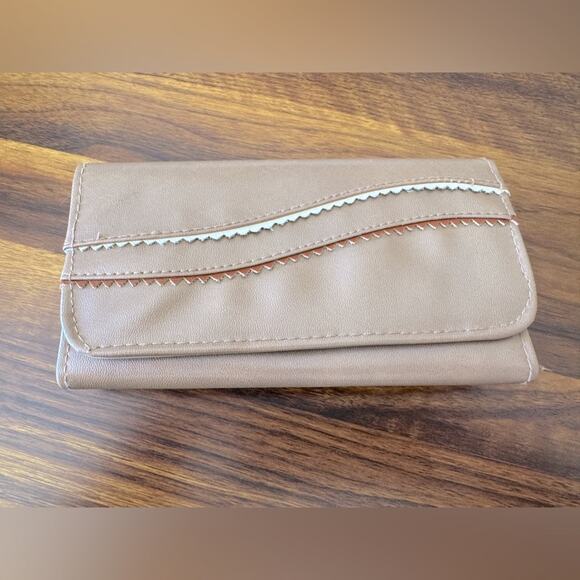 Vintage ‘90s Beige Rectangular Multi-Compartment Wallet - Picture 1 of 6